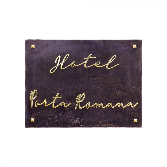 Texto volado en placa