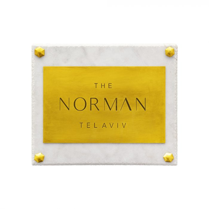 Placa grabada sobre mármol